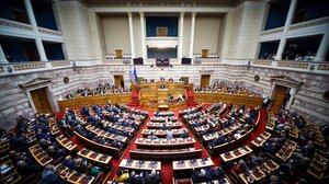 Σε υψηλούς τόνους η αντιπαράθεση Μητσοτάκη - Τσίπρα στη βουλή