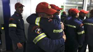 Επιστρέφουν ως ήρωες οι Έλληνες διασώστες της ΕΜΑΚ