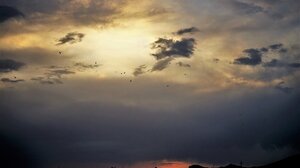 Με μια συννεφιασμένη αλλά ιδιαίτερη ανατολή αποχαιρετάμε τον μήνα...