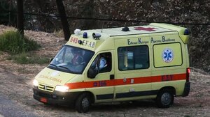 Βρέθηκε χωρίς τις αισθήσεις του, τον συνέφερε ο γιατρός του ΕΚΑΒ