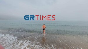 Αντί για χαρταετό επέλεξε βουτιά στη θάλασσα!