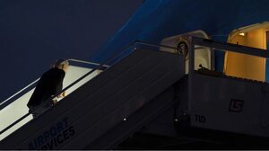 Tζο Μπάιντεν: Νέα πτώση στη σκάλα του Air Force One