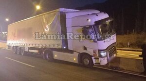 Φθιώτιδα: Νταλίκα «σκαρφάλωσε» στο διαχωριστικό στηθαίο