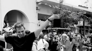 Σ. Πούμπουρας: «Ντύθηκε» Βασίλης Μπισμπίκης και χόρεψε το περιβόητο ζεϊμπέκικο