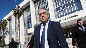 Επικοινωνία Θεοδωρικάκου με τον Γιάνη Βαρουφάκη