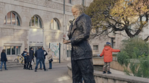 Δικαστήριο υποχρέωσε σε 140 ώρες κοινωφελούς εργασίας ακροδεξιούς φοιτητές που έβαψαν άγαλμα του Ουγκώ 