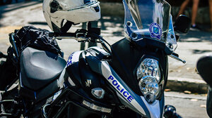 Ανήλικος απειλούσε με ψεύτικο όπλο αστυνομικούς στο κέντρο της Αθήνας