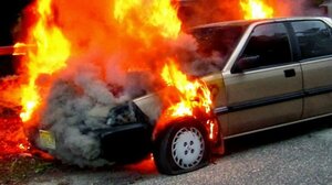 Το αυτοκίνητο τυλίχθηκε στις φλόγες εν κινήσει 