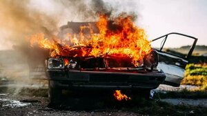 Το φορτηγάκι τυλίχθηκε ξαφνικά στις φλόγες