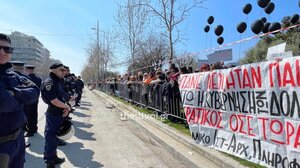 Θεσσαλονίκη: Διαμαρτυρία φοιτητών με μαύρα μπαλόνια στην παρέλαση