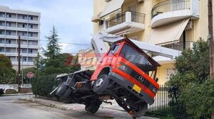 Πάτρα: Έγειρε γερανοφόρο όχημα - Εργάτης βρέθηκε στο έδαφος