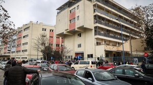 Δυστύχημα στα Τέμπη: Τραγικές στιγμές για τους συγγενείς των θυμάτων 