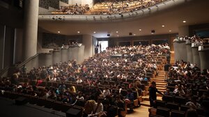 Θερμό το χειροκρότημα από 1.500 μαθητές και φοιτητές για την παράσταση «Μαρί Skłodowska Κιουρί»