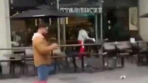 Του ζήτησε να μην ατμίζει δίπλα στην κόρη του και τον μαχαίρωσε μέχρι θανάτου