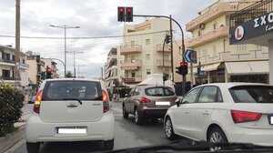 Σε κάθε φανάρι και διάβαση παρκαρισμένα αυτοκίνητα!