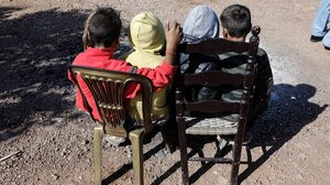 Μια οικογένεια Ρομά ζει σε επικίνδυνες συνθήκες κάτω από τη γέφυρα της εθνικής!