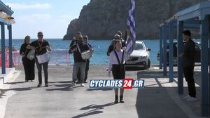 Αποθεώθηκε η μαθήτρια που κράτησε ολομόναχη την ελληνική σημαία στη Νάξο 