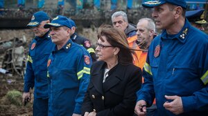 Τέμπη: Στο σημείο της τραγωδίας η Κατερίνα Σακελλαροπούλου