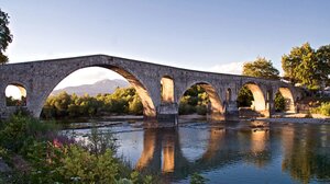 Άρτα: Στο νοσοκομείο 64χρονη που έπεσε από το γεφύρι