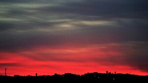 Συννεφιασμένη ανατολή με βαθυκόκκινα χρώματα στον ουρανό