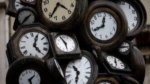 Μία ώρα μπροστά οι δείκτες των ρολογιών τα ξημερώματα της Κυριακής