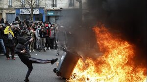 Γαλλία: Nέες συγκρούσεις στην πορεία διαδηλωτών στο Παρίσι κατά της συνταξιοδοτικής μεταρρύθμισης