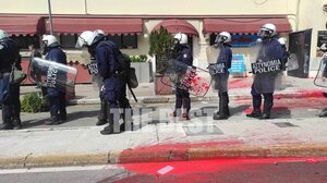 Πάτρα: Μολότοφ, δακρυγόνα και μπογιές έξω από τον ΟΣΕ