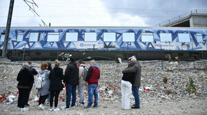 Τέμπη: Δάκρυα και ανείπωτος πόνος από συγγενείς στον τόπο της τραγωδίας 