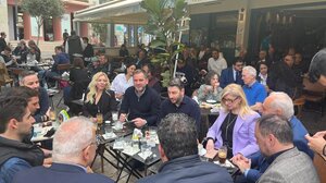 Χαλαρά, για μπουγάτσα και πολιτική κουβέντα, ο Ανδρουλάκης - Βολές για το Μουσείο