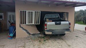 Απίστευτες εικόνες από την εισβολή αυτοκινήτου σε σπίτι στη Μεσαρά