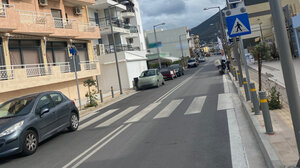 "Διπλής κυκλοφορίας ο δρόμος αλλά μονίμως το ένα ρεύμα κατειλημμένο από αυτοκίνητα"