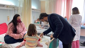 Πασχαλιάτικες λαμπάδες και δωράκια για τους μικρούς ασθενείς της Παιδιατρικής κλινικής του Νοσοκομείου Χανίων μοίρασε ο Δήμαρχος Χανίων