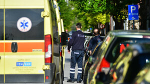 Θρίλερ στο Μενίδι: Γυναίκα βρέθηκε νεκρή στη μέση του δρόμου με μαχαίρι καρφωμένο στην κοιλιά