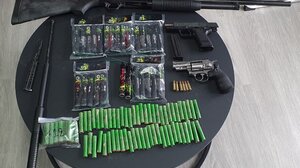 Βρήκαν κροτίδες και όπλα στην επιχείρηση του