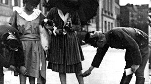 Πόσο απέχει από το έδαφος η φούστα σας κυρία μου;