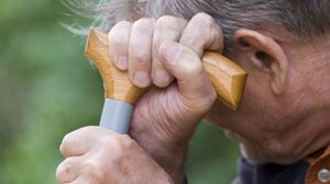 Κουκουλοφόροι έδεσαν και λήστεψαν 94χρονο