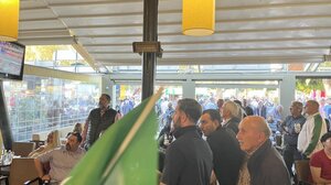 Με το ένα μάτι στο ματς και το άλλο στη συγκέντρωση!