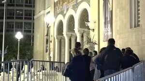 Μητρόπολη Αθηνών: Ουρές από τα ξημερώματα για την εικόνα «Άξιον Εστί» από το Άγιον Όρος