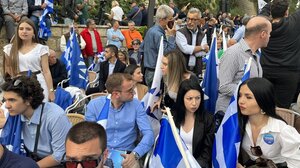 Και η νέα γενιά έδωσε το "παρών" στη συγκέντρωση Μητσοτάκη!