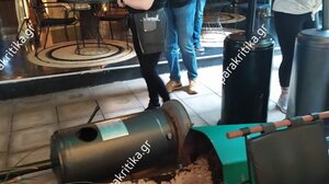 Χανιά: Μοτοσικλέτα “εισέβαλε” σε καφετέρια