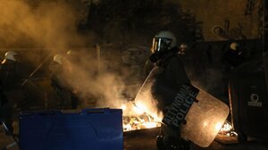 Επεισόδια στα Εξάρχεια: Νύχτα έντασης με «βροχή» μολότοφ – Μια προσαγωγή