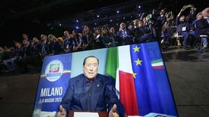 Δημόσια εμφάνιση Μπερλουσκόνι μέσα από το νοσοκομείο