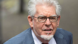 Απεβίωσε ο Ρολφ Χάρις, παρουσιαστής του BBC που είχε καταδικαστεί για σεξουαλική κακοποίηση ανηλίκων