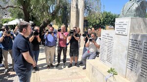 Η βόλτα Ανδρουλάκη και ο φόρος τιμής στην Αντίσταση