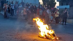 Ανάψανε φωτιές στις γειτονιές για τον Άη Γιάννη τον Κλήδονα- video