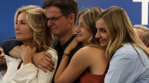 Τα δάκρυα και η σφικτή αγκαλιά των παιδιών και της Μαρέβας στον Κυριάκο Μητσοτάκη