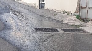 Ο σπασμένος σωλήνας και το νερό που "τρέχει" στο δρόμο