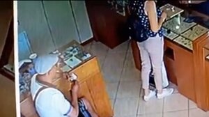 Χειροπέδες για τους... Μπόνι και Κλάιντ: ετοιμάζονταν να φύγουν με πλοίο!