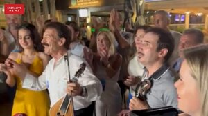 Πανηγυρισμοί και μαντινάδες για τον Κ. Μητσοτάκη στην πλατεία Ελευθερίας