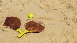 Παραλία Καβούρι: Πρόστιμο 1.000 ευρώ σε όσους παίζουν ρακέτες στην παράλια